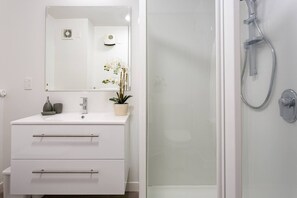 Apartment (2 Bedrooms) | Badezimmer | Seife, Shampoo