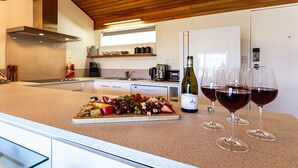 Villa (2 Bedrooms) | Cocina privada | Cafetera y tetera, refrigerador, microondas y horno 