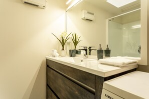 Villa (2 Bedrooms) | Bathroom | Bathtub, towels, soap, shampoo