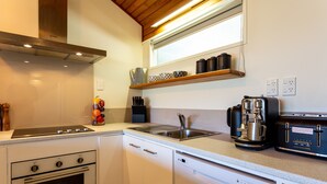 Villa (2 Bedrooms) | Cocina privada | Cafetera y tetera, refrigerador, microondas y horno 