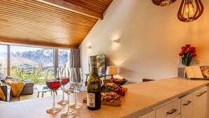 Villa (2 Bedrooms) | Cocina privada | Cafetera y tetera, refrigerador, microondas y horno 