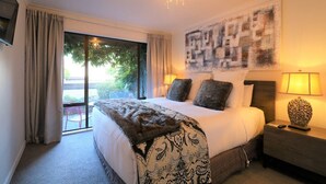 4 bedrooms, iron/ironing board, WiFi, bed sheets - Distinctive Adjacent Two Lake View Townhouses (Queenstown)