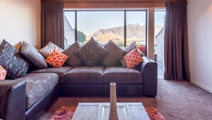 TV - Distinctive Adjacent Two Lake View Townhouses (Queenstown)