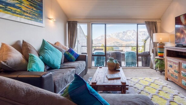 TV - Distinctive Adjacent Two Lake View Townhouses (Queenstown)