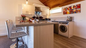 Vila (2 Bedrooms) | Cozinha privada | Cafeteira/chaleira, geladeira, micro-ondas, fogão