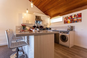 Private kitchen - Amazing Lake View Spacious Townhouse with Parking (Queenstown)