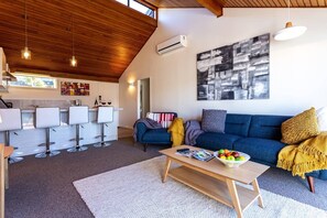 빌라 (2 Bedrooms) | 거실 | TV, 넷플릭스, 스트리밍 서비스