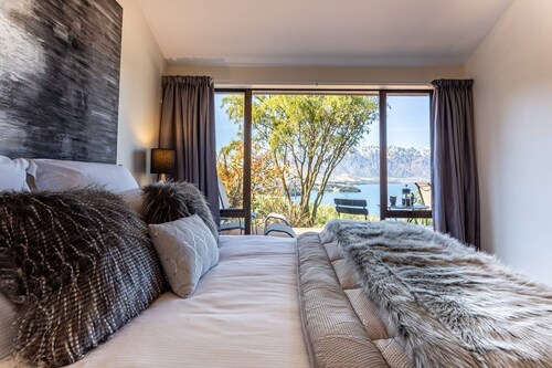 Amazing Lake View Spacious Townhouse with Parking