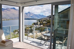 Balcony - 52: Stunning Views Family House, Queentown Hill (Queenstown)