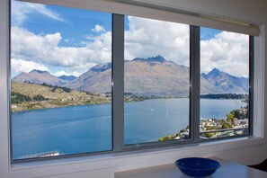 5 bedrooms, iron/ironing board, free cribs/infant beds, WiFi - 52: Stunning Views Family House, Queentown Hill (Queenstown)