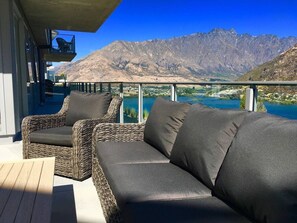 Balcony - 52: Stunning Views Family House, Queentown Hill (Queenstown)