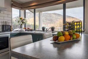 Fridge, microwave, oven, stovetop - Lake Edge Family Cottage Panoramic View (Queenstown)
