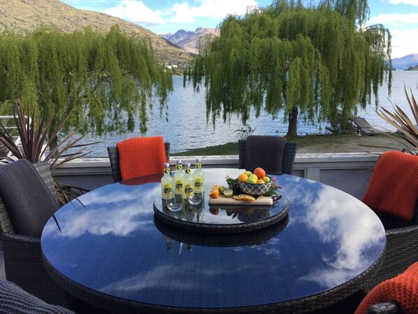 Balcony - Lake Edge Family Cottage Panoramic View (Queenstown)