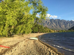Beach - Lake Edge Family Cottage Panoramic View (Queenstown)