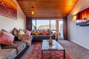 빌라 (2 Bedrooms) | 거실 | TV, 넷플릭스, 스트리밍 서비스, 컴퓨터 모니터