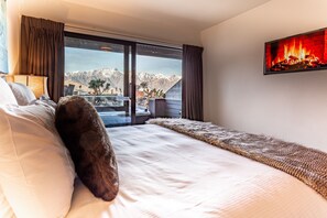 2 bedrooms, blackout curtains, iron/ironing board, free cots/infant beds - Spacious Lake View Townhouse Unbelievable SPA (Queenstown)
