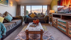 Living room - Spacious Lake View Townhouse Alpine Walk TO Town (Queenstown)