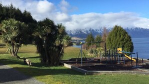 Property grounds - Spacious Lake View Townhouse Alpine Walk TO Town (Queenstown)