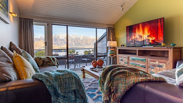 Living room - Spacious Lake View Townhouse Alpine Walk TO Town (Queenstown)