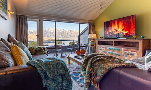 Spacious Lake View Townhouse Alpine Walk TO Town