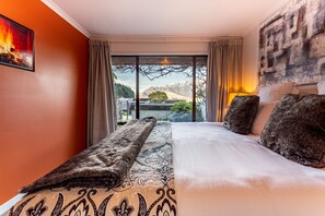 2 bedrooms, iron/ironing board, WiFi, bed sheets - Spacious Lake View Townhouse Alpine Walk TO Town (Queenstown)