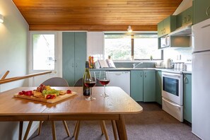 Fridge, microwave, oven, stovetop - Spacious Lake View Alpine Townhouse Walk TO Town (Queenstown)