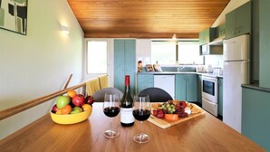 Coffee/tea maker, fridge, microwave, oven - Spacious Lake View Alpine Townhouse Walk TO Town (Queenstown)