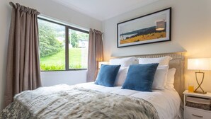 2 bedrooms, iron/ironing board, free cots/infant beds, free WiFi - Spacious Lake View Alpine Townhouse Walk TO Town (Queenstown)