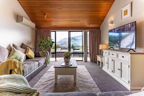 TV, Netflix, streaming services - Spacious Lake View Alpine Townhouse Walk TO Town (Queenstown)