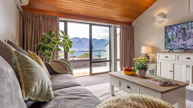 TV, Netflix, streaming services - Spacious Lake View Alpine Townhouse Walk TO Town (Queenstown)