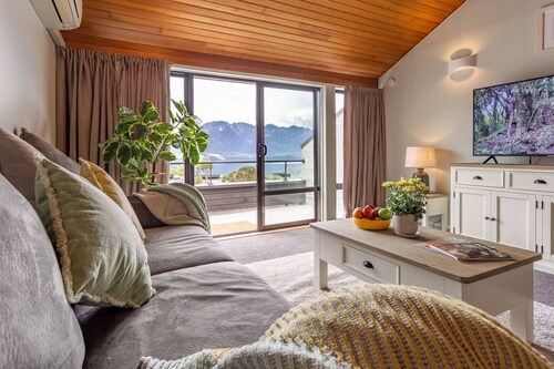 Spacious Lake View Alpine Townhouse Walk TO Town