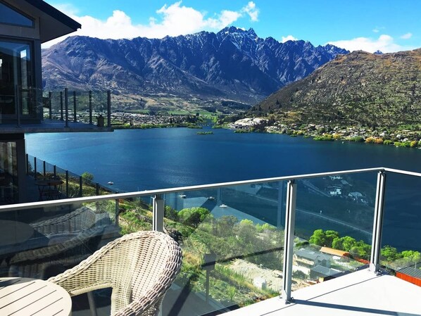 Balcony - Remarkable Lake View Townhouse Queenstown Hill (Queenstown)
