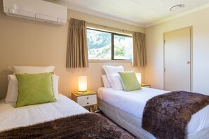 5 bedrooms, iron/ironing board, free WiFi, bed sheets - Large Distinctive AND Spacious Family Home (Queenstown)
