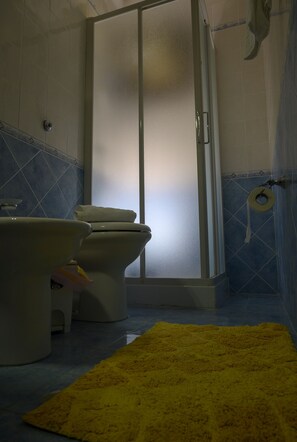 Apartment, 1 Bedroom, Terrace | Bathroom | Shower, hair dryer, bidet, towels - Perla Blu (Cefalù)