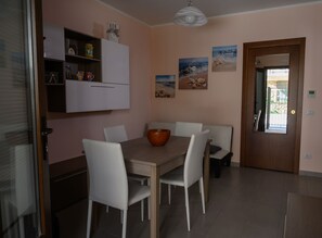 Appartement, 1 slaapkamer, terras | Dineren in de kamer