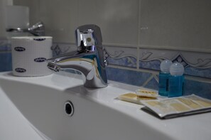 Apartment, 1 Schlafzimmer, Terrasse | Waschbecken im Bad