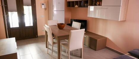 Full-sized fridge, oven, stovetop, dishwasher