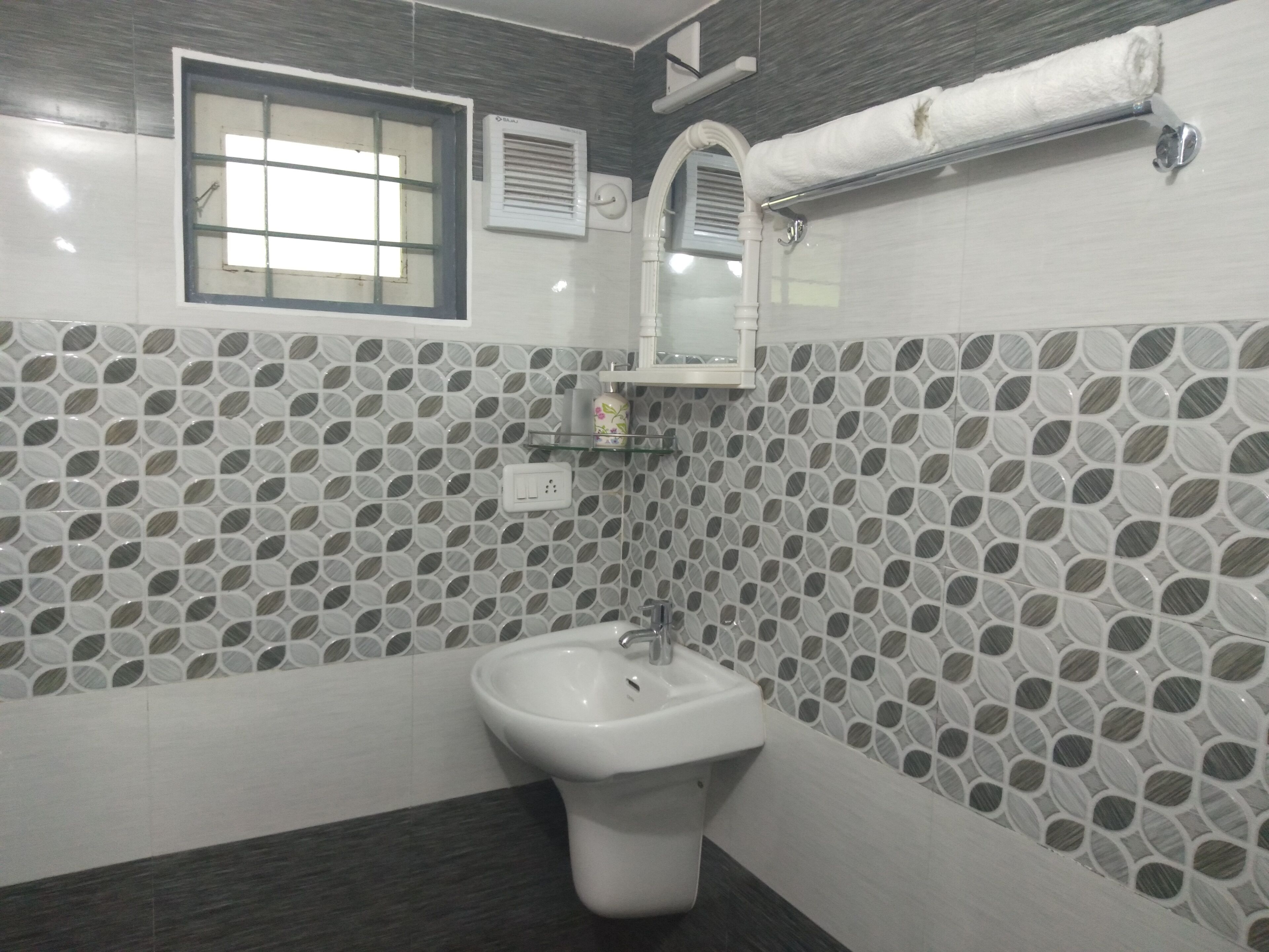 Shower, hydromassage showerhead, free toiletries, towels