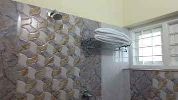 Junior Cottage | Bathroom shower