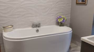Comfort Double Room | Bathroom | Shower, rainfall showerhead, free toiletries, hair dryer