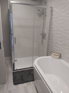 Comfort Double Room | Bathroom | Shower, rainfall showerhead, free toiletries, hair dryer - Ayala (Portstewart)
