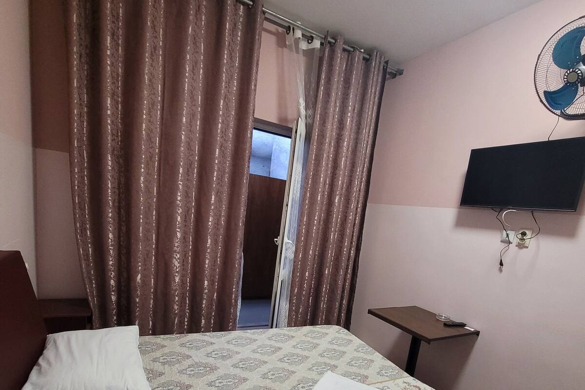 Habitación económica con 1 cama matrimonial o 2 individuales | 1 habitación, ropa de cama de alta calidad y edredón