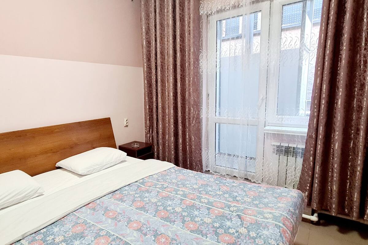 Habitación estándar con 1 cama matrimonial o 2 individuales | 1 habitación, ropa de cama de alta calidad y edredón