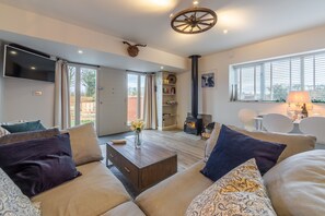 TV, fireplace, stereo - Wheelwrights, Sustead, Norfolk (Sustead)