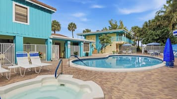 Bañera de hidromasaje al aire libre