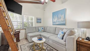 Suíte, 2 quartos | Área de estar | TV de tela plana 32 polegadas com canais a cabo, TV