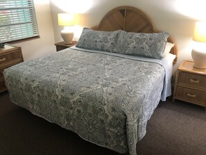 Suite, 1 soverom | Blendingsgardiner, strykejern/-brett og sengetøy