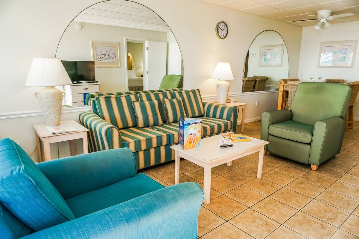 Condo, 1 Bedroom, Partial Ocean View | Living area