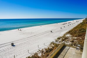 På stranden, hvidt sand