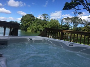 Tina de hidromasaje al aire libre